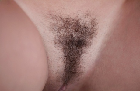 Красотка с большими натуральными сиськами демонстрирует свою волосатую киску и сексуальное тело в бикини 13