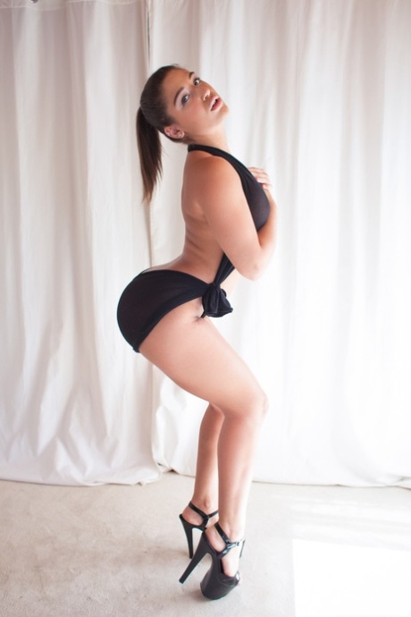 Сексуальная шлюха Абелла Дэнджер раздвигает ножки, показывая шикарную задницу и бритую пизду 2