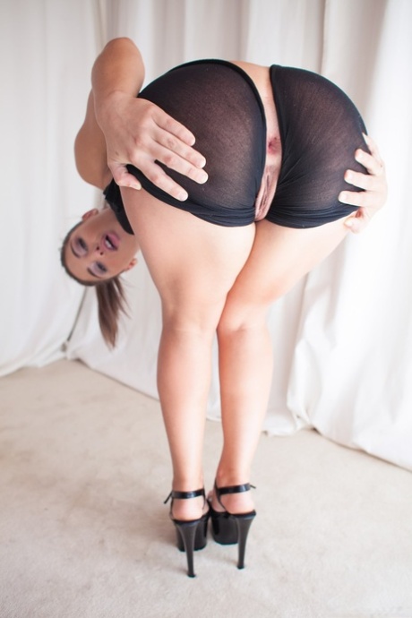 Сексуальная шлюха Абелла Дэнджер раздвигает ножки, показывая шикарную задницу и бритую пизду 5