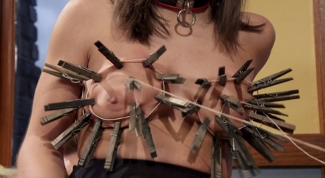 Абеллу Дэнджер и других рабынь пытают во время траха 5