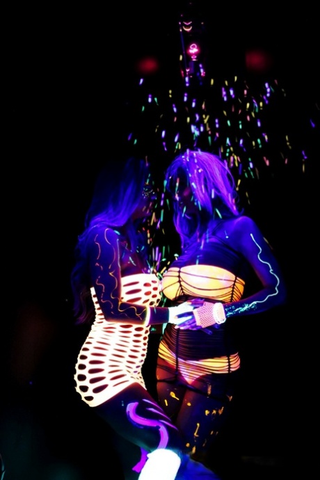 Эбигейл Мак Пуба в сети светится в темноте лесбийским сексом 15