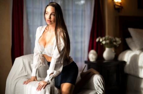 Высокая женщина с длинными волосами и большими сиськами принимает великолепные позы, когда раздевается 2