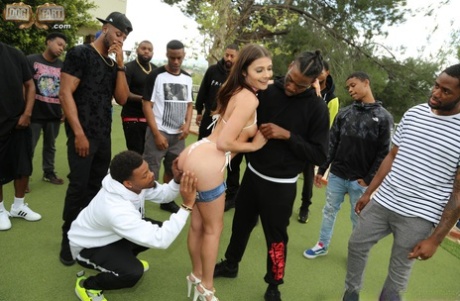 Брюнетка шлюха выплевывает сперму после межрасового минета в гольф-клубе 4