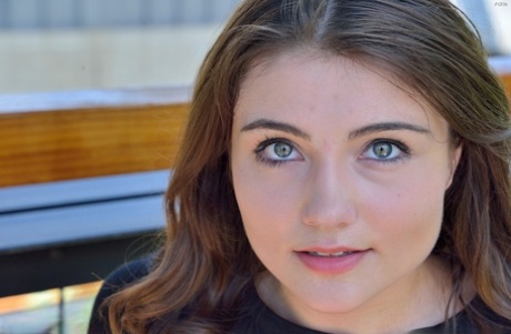 Молоденькая милашка в обтягивающем платье и на каблуках вставляет большой огурец в киску 9