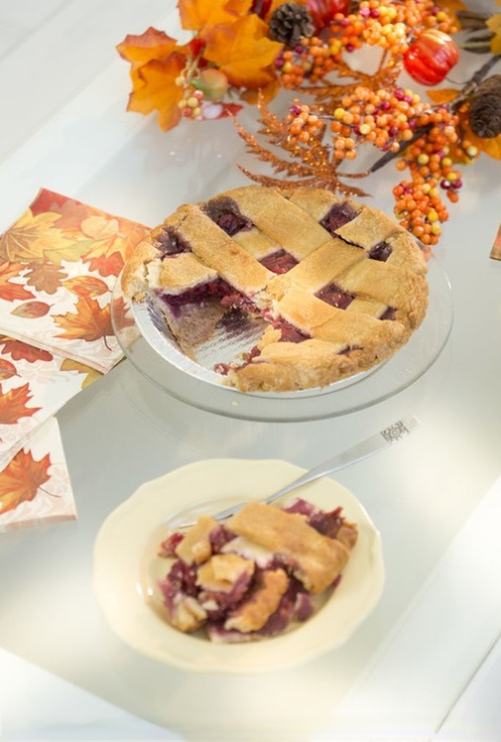 Сладкая девушка-подросток Адриа Рей раздевается догола после того, как насладилась кусочком пирога 3