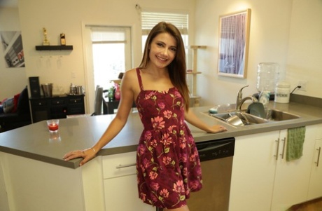 Сладкая молоденькая Адриа Рей мелькает на кухне перед сексом от первого лица из киски в рот 1