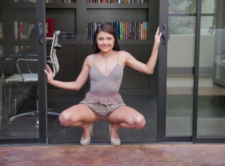 Симпатичная бывшая девушка Адриа Рей раздевается догола перед тем, как залезть в ванну 3