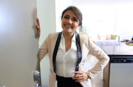 Миниатюрная девушка Адриа Рей снимает деловую одежду во время жесткого секса от первого лица 1