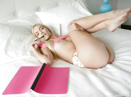 Очаровательная Алекс Грей отодвигает трусики в сторону, чтобы поиграть со своей нуждающейся киской 8