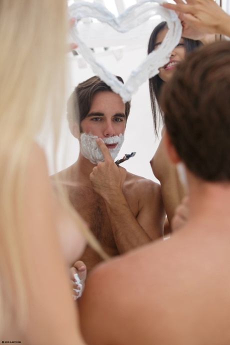 Лучшие друзья Алекс Грей и Вероника Родригес соблазняют горячую соседку на секс втроем 1