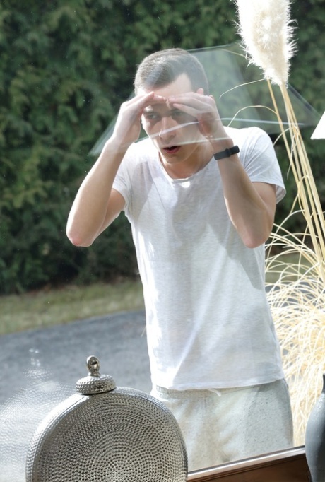 Возбужденную самку Амиру Адару застукал за мастурбацией ее сводный брат 10