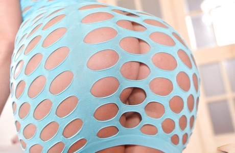 Европейская красотка Амира Адара обнажает большую задницу на высоких каблуках, дроча анус пальцами 3