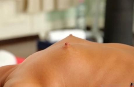 Потрясающая европейская красотка Амира Адара обладает действительно аппетитными сиськами и попкой 14