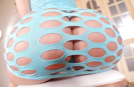 Европейская красотка Амира Адара обнажает большую задницу на высоких каблуках, дроча анус пальцами 2