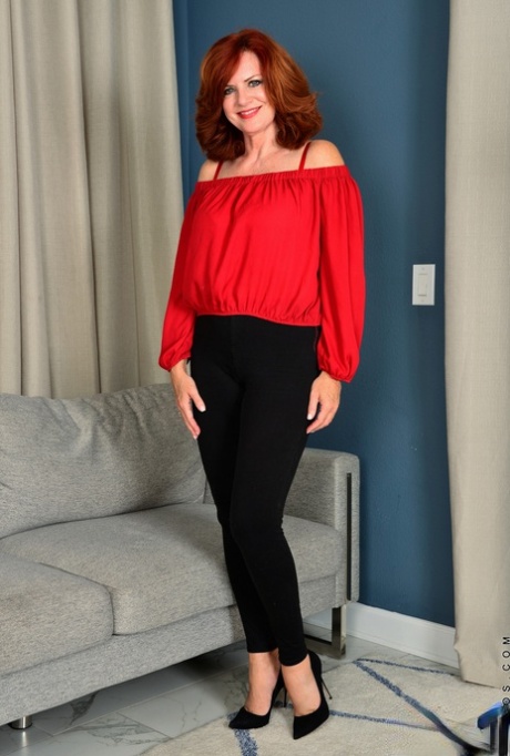 Рыжеволосая Энди Джеймс постарше демонстрирует свою подстриженную попку, как только она обнажается 1