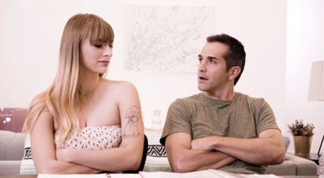 Возбужденная молоденькая Энджел Янгс соблазняет своего отчима с мамой в одной комнате 2