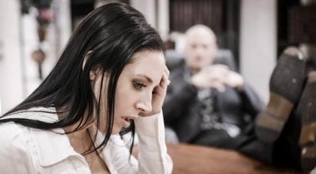 Секретарша-брюнетка Анджела Уайт занимается сексом со своим боссом 4