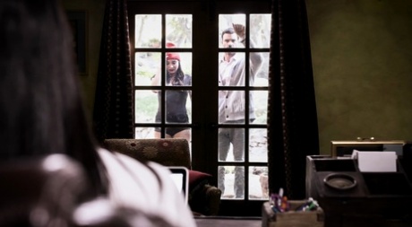 Темноволосая девушка трахается со своим отцом у сексопатолога 1