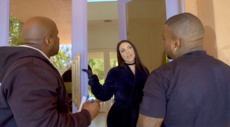 Горячая брюнетка Анджела Уайт получает двойной трах от огромных черных петухов 1