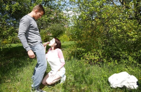 Молодая и грудастая подросток Анабель дрочит и делает минет на открытом воздухе 16