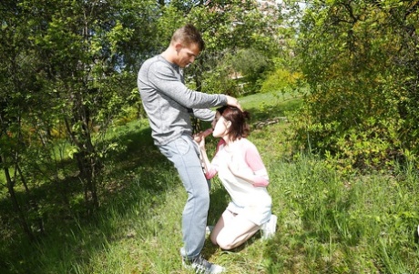 Молодая и грудастая подросток Анабель дрочит и делает минет на открытом воздухе 10