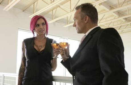 Горячая татуированная Анна Белл Пикс покрывает спермой свои круглые большие сиськи с пирсингом 1