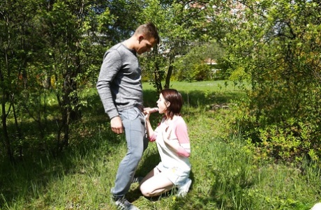 Молодая и грудастая подросток Анабель дрочит и делает минет на открытом воздухе 7