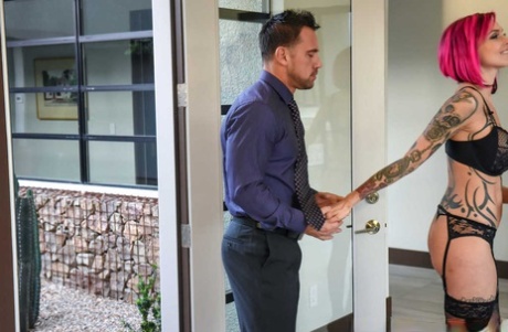 Татуированная милфа с рыжими волосами Анна Белл Пикс вылизывает свою лысую киску в 69 3