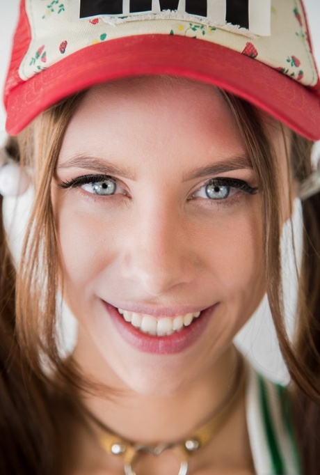 Пышногрудая брюнетка Аня Олсен с косичками сбрасывает шорты, чтобы растянуть горячую попку 2