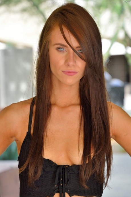 Великолепная девушка соло раздвигает свои ягодицы и половые губки на улице 5