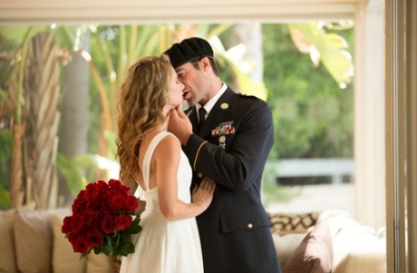 Возбужденная жена Аня Олсен встречает своего армейца в увольнении отсосом и жестким трахом 1