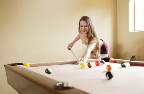 Хардкорные шлюшки проигрывают в бассейне со стриптизом, трахают член и едят киску на столе 2