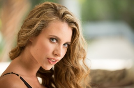 Соло-модель Аня Олсен дразнящим образом снимает свой бюстгальтер и трусики 3