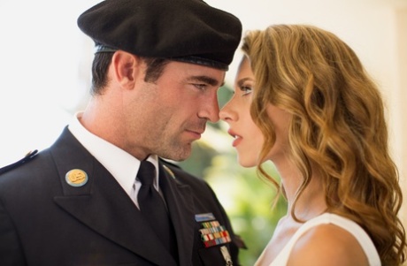 Армейская жена Аня Олсен приветствует муженька дома горячим минетом и трахом по-собачьи 2