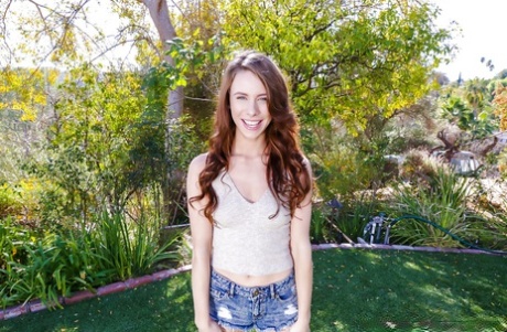 Худенькая соло-девушка Аня Олсен обнажает крошечные сиськи на открытом воздухе в обрезанных шортах 2