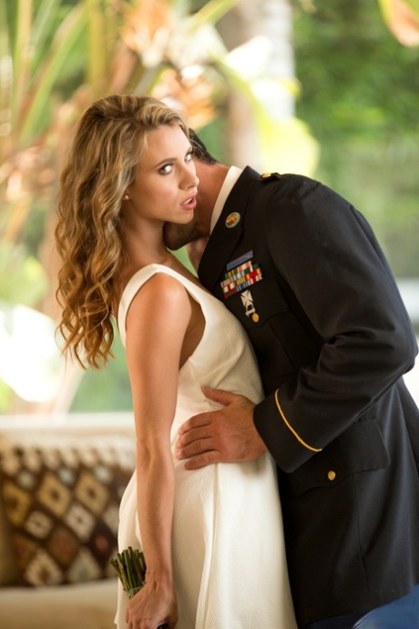 Армейская жена Аня Олсен приветствует муженька дома горячим минетом и трахом по-собачьи 1