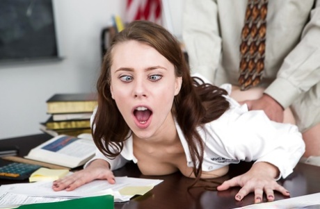 Школьница Аня Олсен, которой учитель вылизал бритую киску подростка и трахнул ее 7