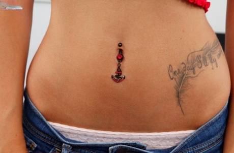 Красивая любительница Ариана Мари наклоняется и дрочит пальцами свою тугую киску 2