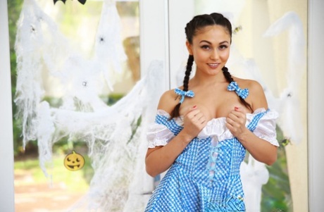 Девушка-одиночка Ариана Мари освобождает свои сиськи и пизду от своего швейцарского костюма для косплея 8