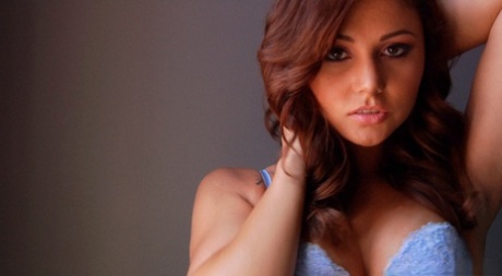 Рыжеволосая порнозвезда Ариана Мари занимается сексом с большим белым членом 1