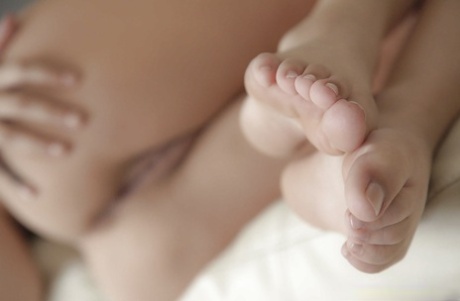 Крупным планом полностью натуральная красотка Ариана Мари мастурбирует 11