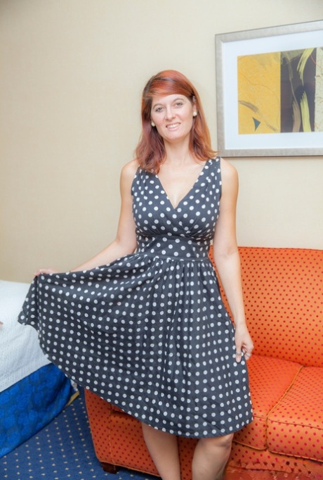 Любительская рыжеволосая женщина раздевается, чтобы наклониться и показать свою сексуальную яблочную попку 2