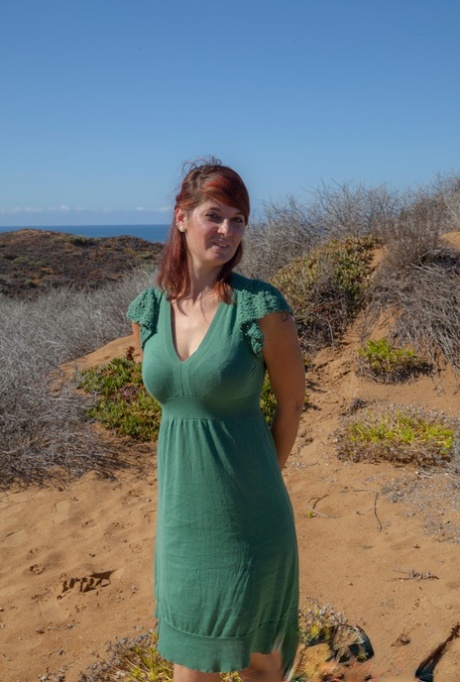 Горячая рыжеволосая любительница раздевается, чтобы выставить напоказ свою красивую попку на одеяле снаружи 3