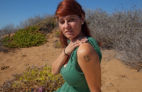 Горячая рыжеволосая любительница раздевается, чтобы выставить напоказ свою красивую попку на одеяле снаружи 4