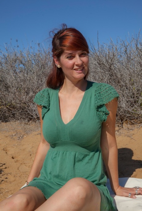 Горячая рыжеволосая любительница раздевается, чтобы выставить напоказ свою красивую попку на одеяле снаружи 1