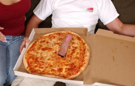 Эшлин Брук трахается с разносчиком пиццы и получает сперму на свое хорошенькое личико 1