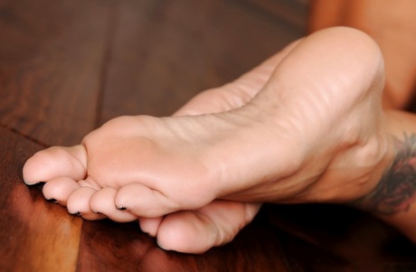 Татуированная стройная мамаша Ава Аддамс устраивает сексуальное шоу фут-фетиша 12