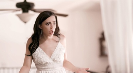 Новоиспеченная невеста занимается лесбийским сексом втроем со своими подружками в день своей свадьбы 7