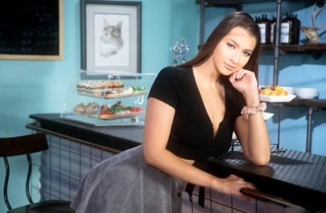 Девочки-подростки Белла Ролланд и Кенна Джеймс позируют для фотосессии SFW в закусочной 5