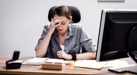 Молодая секретарша Белла Ролланд спасает свою работу, занимаясь сексом со своим боссом 4